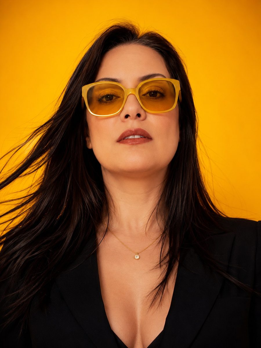 Retrato de Nathalia Silveira, fundo amarelo
