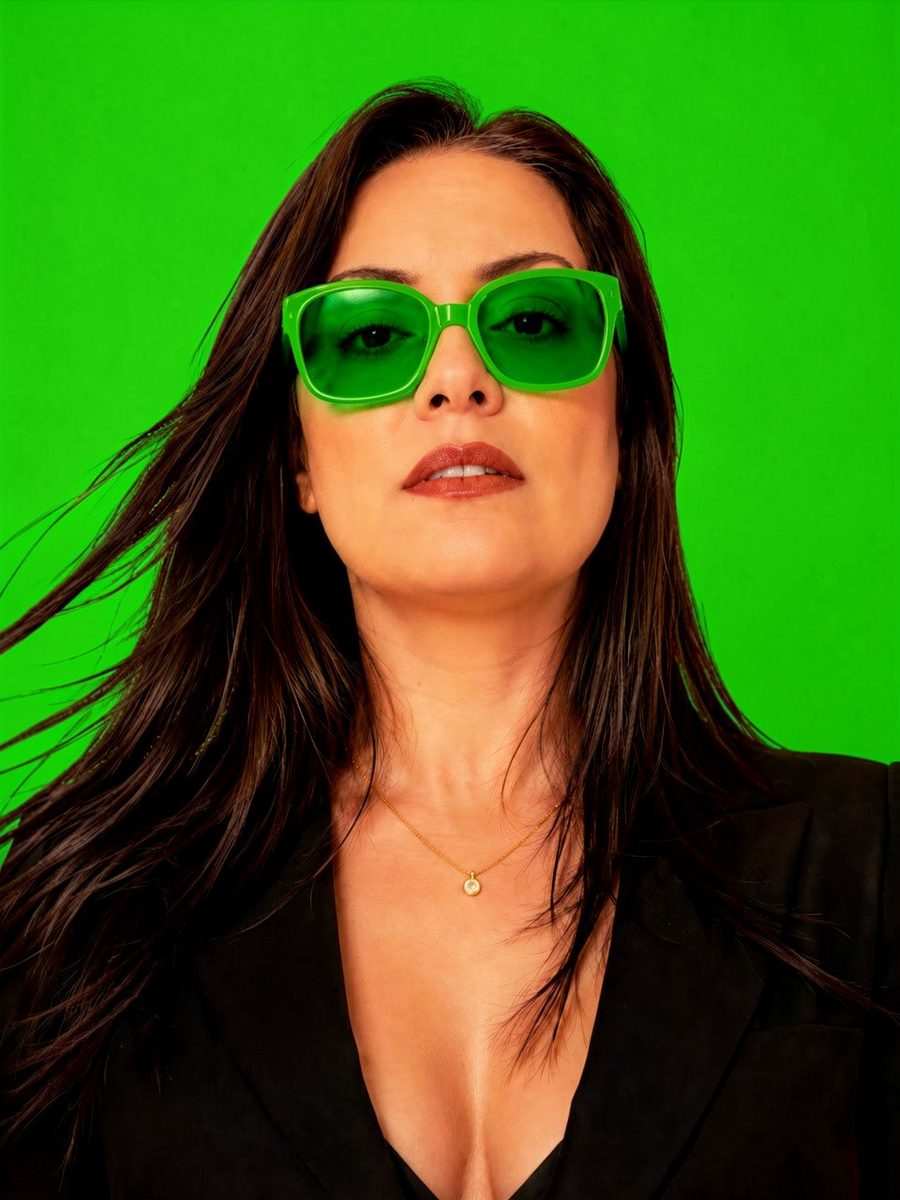 Retrato de Nathalia Silveira, fundo verde